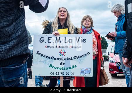 Frankreich. 10th. Februar 2022. Inspiriert von den kanadischen Protesten traf sich der französische „Freiheitskonvoi“ (Convoi de la Liberte) am 11th. Februar in mehreren Städten Frankreichs, um mit einem eigenen Fahrzeug gegen die Einschränkungen des Coronavirus in Paris zu protestieren. Aufgenommen in Rennes und Chateaubourg, Frankreich, am 11. Februar 2022. Foto von Alexis Coulon/ABACAPRESS.COM Quelle: Abaca Press/Alamy Live News Stockfoto