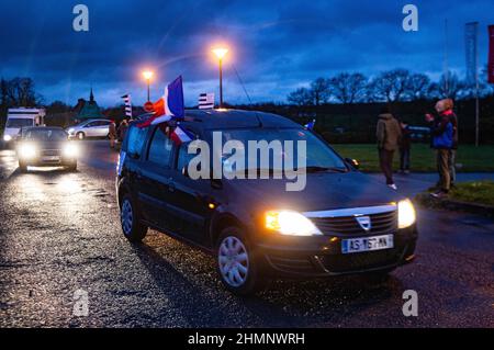 Frankreich. 10th. Februar 2022. Inspiriert von den kanadischen Protesten traf sich der französische „Freiheitskonvoi“ (Convoi de la Liberte) am 11th. Februar in mehreren Städten Frankreichs, um mit einem eigenen Fahrzeug gegen die Einschränkungen des Coronavirus in Paris zu protestieren. Aufgenommen in Rennes und Chateaubourg, Frankreich, am 11. Februar 2022. Foto von Alexis Coulon/ABACAPRESS.COM Quelle: Abaca Press/Alamy Live News Stockfoto