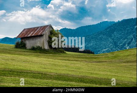 Landschaftlich reizvolle Aussicht über die deutsche Landschaft rund um das Dorf Kappel mit einem Holzschuppen in den grünen Hügeln Stockfoto