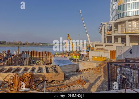 Belgrad, Serbien - 25. November 2021: Baustelle am Ufer des Flusses Sava Sonniger Herbsttag. Stockfoto