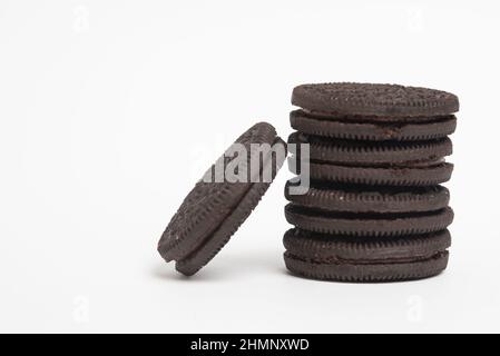 Weiche Brownie-Kekse aus dunkler Schokolade auf weißem Hintergrund. Stockfoto