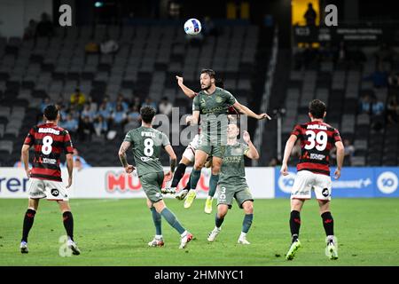 Sydney, Australien. 11th. Februar 2022. 11th. Februar 2022 : CommBank Stadium, Sydney, Australien; A-League Football Western Sydney Wanderers versus Melbourne City; Mathew Leckie von Melbourne City gewinnt einen Header Credit: Action Plus Sports Images/Alamy Live News Stockfoto