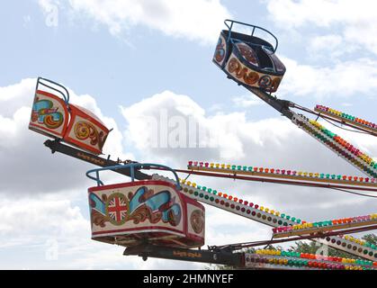 Eine farbenfrohe Fahrt von einer Vergnügungsmesse. Stockfoto