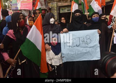 Kalkutta, Indien. 10th. Februar 2022. Eine Frau nimmt an einer Demonstration Teil, um gegen das Verbot des Tragens von Hijab durch muslimische Studentinnen in den Bildungseinrichtungen in Karnataka zu protestieren. Am 10. Februar 2022 in Kalkutta, Indien. (Foto: Sukhomoy Sen/ Eyepix Group) Quelle: Eyepix Group/Alamy Live News Stockfoto