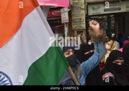 Kalkutta, Indien. 10th. Februar 2022. Eine Frau nimmt an einer Demonstration Teil, um gegen das Verbot des Tragens von Hijab durch muslimische Studentinnen in den Bildungseinrichtungen in Karnataka zu protestieren. Am 10. Februar 2022 in Kalkutta, Indien. (Foto: Sukhomoy Sen/ Eyepix Group) Quelle: Eyepix Group/Alamy Live News Stockfoto