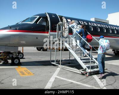 Touristen, die im Flugzeug einsteigen, USA Stockfoto