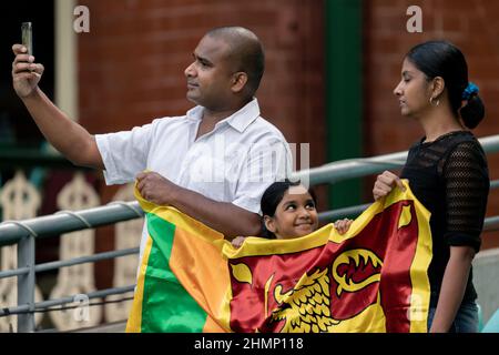 Sydney, Australien. 11th. Februar 2022. Sri-lankische Fans genießen das Spiel eins der internationalen Serie T20 zwischen Australien und Sri Lanka am Sydney Cricket Ground am 11. Februar 2022 in Sydney, Australien. (Nur für redaktionelle Verwendung) Credit: Izhar Ahmed Khan/Alamy Live News/Alamy Live News Stockfoto