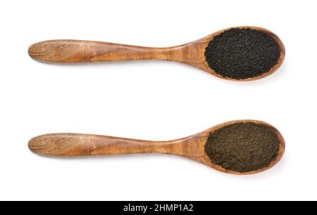 nigella sativa in Samen und pulverförmiger Form in Holzlöffeln, auch bekannt als schwarze Samen, schwarzer Kreuzkümmel oder Kümmel oder Kalonji, isoliert auf weißem Hintergrund Stockfoto