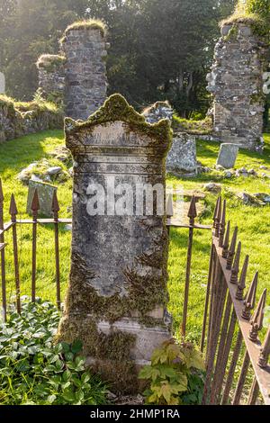 Ein Grab aus dem 19th. Jahrhundert neben den Ruinen der Zisterzienserabtei Saddell auf der Halbinsel Kintyre, Argyll & Bute, Schottland, Großbritannien Stockfoto