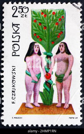 POLEN - UM 1969: Eine in Polen gedruckte Briefmarke zeigt Adam und Eva, Volkskunst, um 1969 Stockfoto