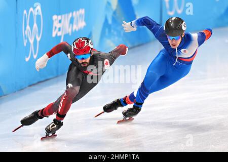 Peking, China. 11th. Februar 2022. Steven Dubois aus Kanada, #16, überbietet Pavel Sitnikov aus Russland, #53, während des Short Track Speed Skating-Wettbewerbs der Herren 500m im Capital Indoor Stadium bei den Olympischen Winterspielen 2022 in Peking am Freitag, den 11. Februar 2022. Foto von Richard Ellis/UPI Credit: UPI/Alamy Live News Stockfoto