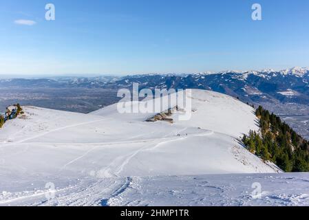 Menschen Skitouren in den Bergen und Wäldern oberhalb von Bruelisau in den Schweizer Alpen Stockfoto