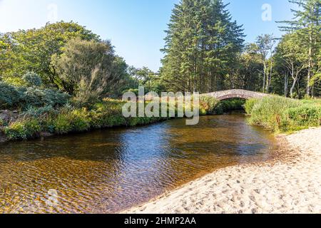 Eine Brücke über Saddell Water, kurz bevor es in Saddell Bay auf der Kintyre Peninsula, Argyll & Bute, Schottland, Großbritannien, ins Meer eindringt Stockfoto