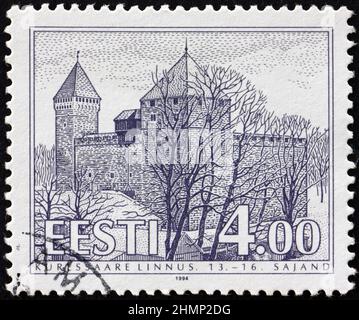 ESTLAND - UM 1994: Eine in Estland gedruckte Marke zeigt die Burg Kuressaare, ist eine Burg in Kuressaare auf der Insel Saaremaa im Westen Estlands, um 1994 Stockfoto