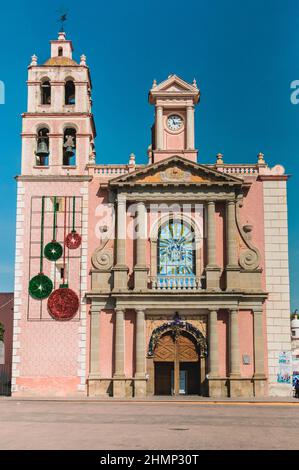 Pfarrei St. Maria Himmelfahrt, Tequisquiapan katholische Kirche auf dem Hauptplatz Stockfoto