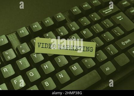 Textschild mit Videomarketing. Geschäftsidee Video Marketing Abstract Typing New Movie Script, Creating Motivational Speech Online Stockfoto