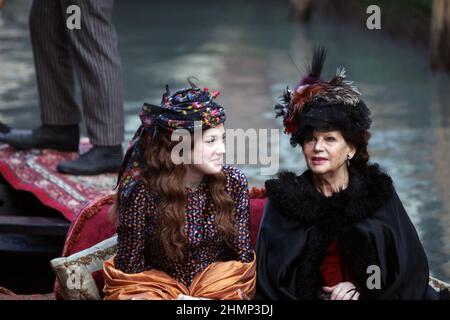 Schauspielerin Dakota Fannin, Schauspielerin Claudua Cardinale während der Dreharbeiten zum Film Effie Gray in Venedig. Stockfoto