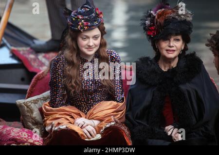 Schauspielerin Dakota Fannin, Schauspielerin Claudua Cardinale während der Dreharbeiten zum Film Effie Gray in Venedig. Stockfoto