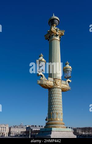 Rostralsäule auf der Place de la Concorde, Paris, Frankreich. Diese Säulen, die auch Lampenpfosten sind, sind mit Postrums oder Spornen alter Schiffe verziert Stockfoto