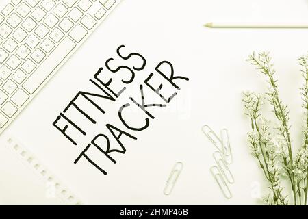 Schreiben Anzeige Text Fitness Tracker. Gerät zur Unternehmensübersicht, das eine Person täglich körperliche Aktivitäten mehrere Assorted Collection Office aufzeichnet Stockfoto