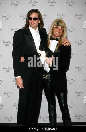 Tommy Lee und Vince Neil bei den Annual American Music Awards 18th im Shrine Auditorium in Los Angeles, Kalifornien 28. Januar 1991 Credit: Ralph Dominguez/MediaPunch Stockfoto