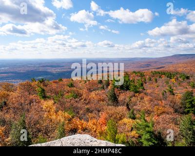 Herbstansicht der Shawanagunk Mountains, New Paltz, NJ USA. The Gunks. Stockfoto