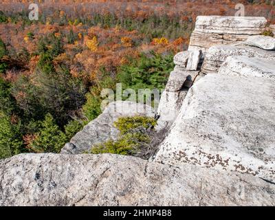 Herbstansicht der Shawanagunk Mountains, New Paltz, NJ USA. The Gunks. Stockfoto