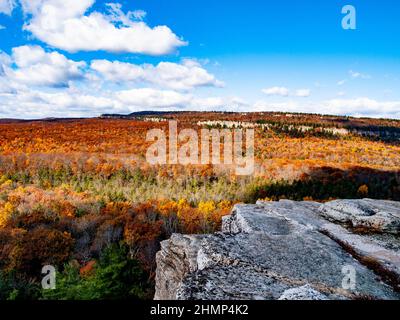 Herbstansicht der Shawanagunk Mountains, New Paltz, NJ USA. The Gunks. Stockfoto