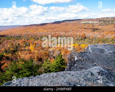 Herbstansicht der Shawanagunk Mountains, New Paltz, NJ USA. The Gunks. Stockfoto