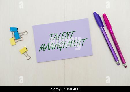 Schild mit Talentmanagement. Konzeptionelle Foto Erwerb Einstellung und Bindung talentierter Mitarbeiter auffällig Schulbüro Materialien, Lehre Lernen Stockfoto