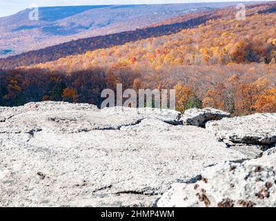 Herbstansicht der Shawanagunk Mountains, New Paltz, NJ USA. The Gunks. Stockfoto