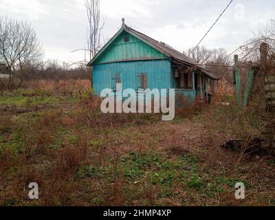 Ruinen eines alten Lehmhauses. Ein Haus aus adobe und Turluk. Altes Haus Stockfoto