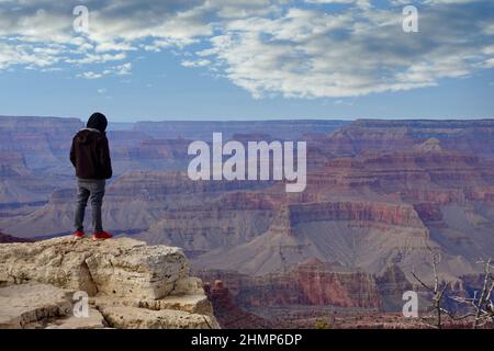 Touristen mit Blick auf den Südrand des Grand Canyon Stockfoto