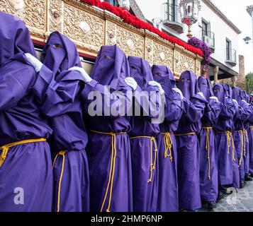 Mijas, Andalusien, Spanien. Träger, die während der Karwoche in Mijas einen Thron auf ihren Schultern tragen. Stockfoto