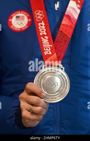 New York, USA. 11th. Februar 2022. Jaelin Kauf, Silbermedaillengewinnerin im Freestyle-Skifahren bei den Olympischen Winterspielen 2022 in Peking, besucht das Empire State Building in New York, NY, 11. Februar 2022. (Foto von Anthony Behar/Sipa USA) Quelle: SIPA USA/Alamy Live News Stockfoto