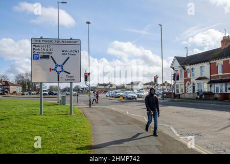 Swindon, Wiltshire, Großbritannien. 19. Februar 2019. Autos fahren um Swindons berühmtes Wahrzeichen „der magische Kreisverkehr“. Stockfoto