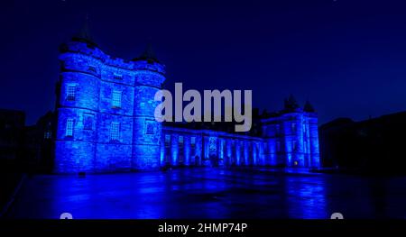 Der Palace of Holyrood House in der Stadt Edinburgh, Schottland - blau beleuchtet für den St. Andrew's Day. Stockfoto