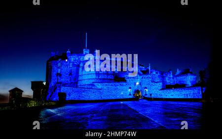 Edinburgh Castle - am St. Andrew's Day in Blau beleuchtet. Edinburgh, Schottland Stockfoto