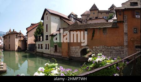 Alte Häuser am See Annecy Frankreich Stockfoto
