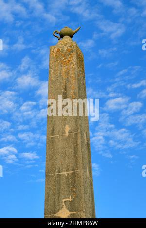 Der Millennium Obelisk im Deene Park, dem Sitz der Familie Brudenell seit 1514, in der Nähe von Corby, Grafschaft Northamptonshire, England, wird der Obelisk gekrönt Stockfoto