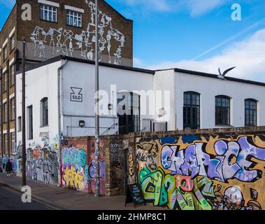 Eintritt zum Silo Restaurant in der weißen Postgasse in Hackney Wick, East London. Silo bietet Zero Waste Dining über ein vorindustrielles Lebensmittelsystem Stockfoto