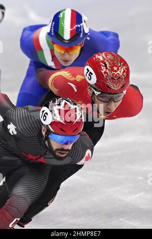 Peking, China. 11th. Februar 2022. Long Sun of China, #75, versucht, Steven Dubois aus Kanada, #16, während des Short Track Speed Skating-Wettbewerbs der Männer 500m im Capital Indoor Stadium bei den Olympischen Winterspielen 2022 in Peking am Freitag, den 11. Februar 2022 zu passieren. Foto von Richard Ellis/UPI Credit: UPI/Alamy Live News Stockfoto