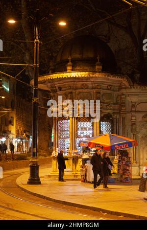 Sultanahmet, Istanbul, Türkei - 6. Dezember 2014: Historischer Kiosk im ottomanischen Barockstil bei Nacht Stockfoto