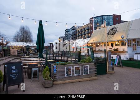 Barge East, ein Restaurant und eine Bar auf einer holländischen Barge, die in Hackney Wick, East London, festgemacht ist Stockfoto