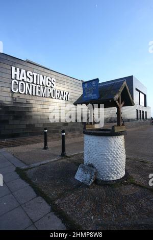 Hastings Contemporary (eine unabhängige Kunstgalerie für moderne und zeitgenössische Kunst) und wünschte sich alles gute für die Unterstützung von Wohltätigkeitsfonds, Old Town Hastings Sussex, Großbritannien Stockfoto