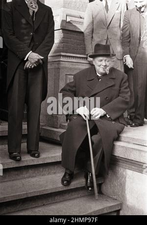 Winston Churchill (1874-1965) in den Niederlanden, Zigarrenrauchen, Mai 10th 1946. Unbekannter Fotograf. Stockfoto