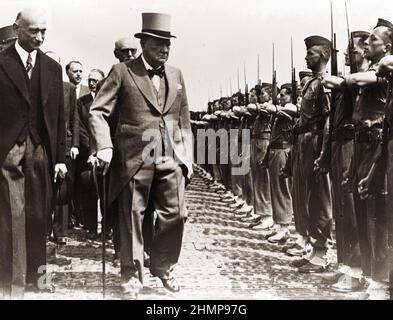 Inspektion durch Winston Churchill 1874-1965 in Metz, 1946. Foto von Agence France Presse. Stockfoto