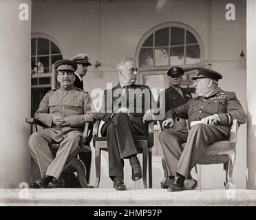 Joseph Stalin, Franklin D. Roosevelt und Winston Churchill auf der Veranda der Sowjetischen Legation in Teheran während der ersten „Big Three“-Konferenz. Stockfoto