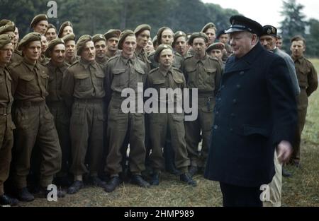 Der Premierminister, der Abgeordnete RT Hon Winston Churchill, mit Männern der 50th Division, die an den Landungen des D-Day teilgenommen haben. 1944. Stockfoto