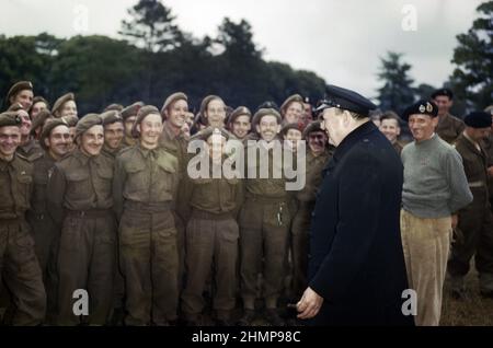 Der Premierminister, der Abgeordnete RT Hon Winston Churchill, mit Männern der 50th Division, die an den Landungen des D-Day teilgenommen haben. 1944. Stockfoto